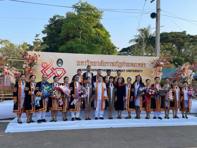 ดุษฎีบัณฑิตและมหาบัณฑิตเข้าร่วมพิธีซ้อมรับและรับพระราชทานปริญญาบัตร ประจำปีการศึกษา 2560-2563